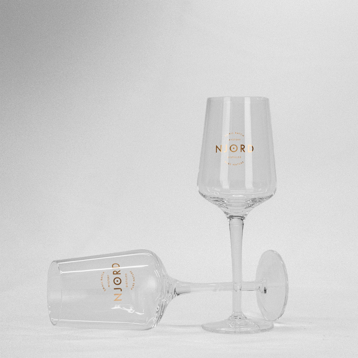 2 mundblæste krystalsmagsglas med Njord-logo